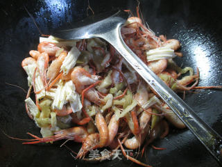 榨菜丝腐竹炒河虾的做法步骤：4
