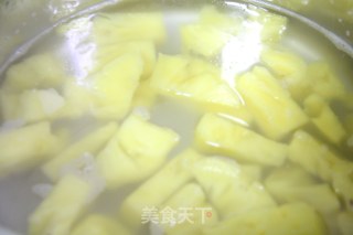冰糖菠萝罐头的做法步骤：2