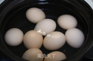冰裂纹茶叶蛋的做法步骤：1