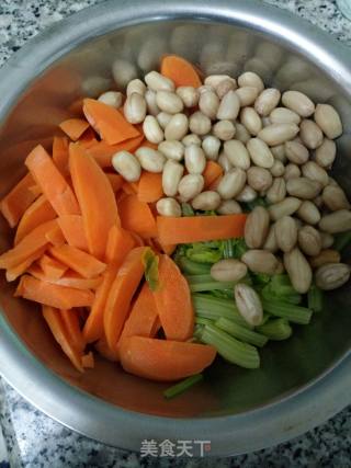 凉拌小菜凉拌芹菜胡萝卜的做法步骤：2