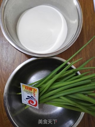 葱香发面饼的做法步骤：1