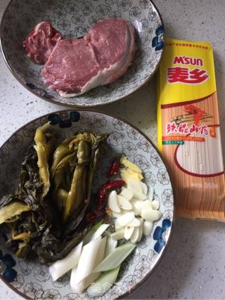 酸菜肉丝面（牛肉）的做法步骤：1