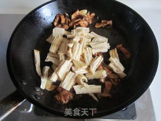 青椒腐竹炒肉片的做法步骤：7