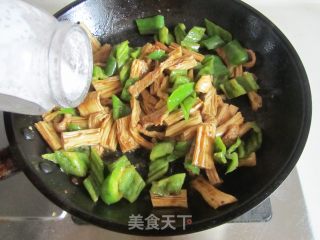 青椒腐竹炒肉片的做法步骤：9