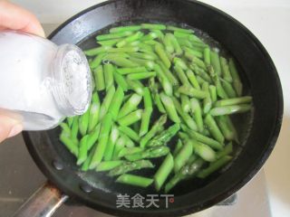 芦笋焯鸡蛋的做法步骤：2