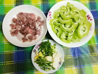 苦瓜鸭肉的做法步骤：1