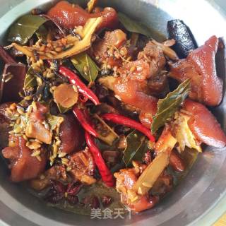 红烧猪蹄（辣）的做法步骤：1