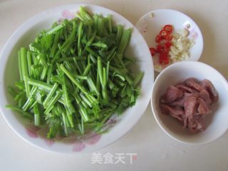 芹菜炒鸭脯肉的做法步骤：1