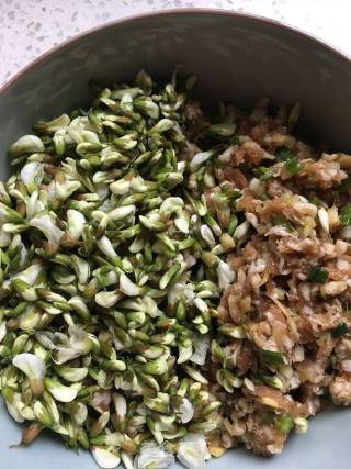 槐花水饺的做法步骤：1