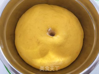 胡萝卜肉松面包的做法步骤：4