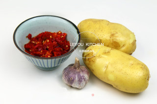 剁椒蒸土豆的做法步骤：1