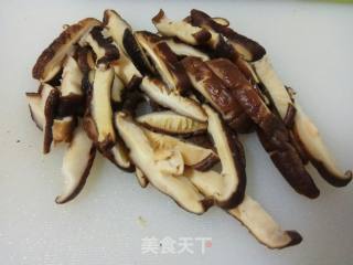 香菇牛肉丸蒜苗炒千张的做法步骤：1