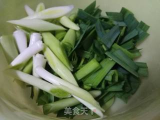 香菇牛肉丸蒜苗炒千张的做法步骤：2