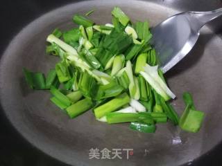 香菇牛肉丸蒜苗炒千张的做法步骤：5