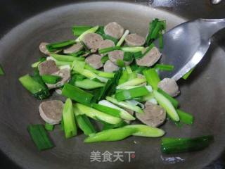 香菇牛肉丸蒜苗炒千张的做法步骤：6