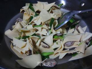 香菇牛肉丸蒜苗炒千张的做法步骤：7