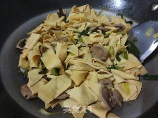 香菇牛肉丸蒜苗炒千张的做法步骤：12