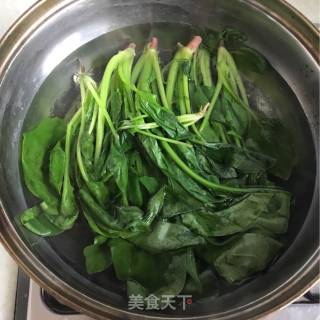 菠菜虾仁蒸水蛋的做法步骤：1