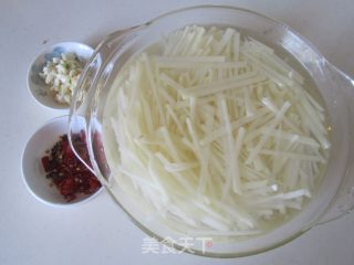 炝拌土豆丝的做法步骤：1