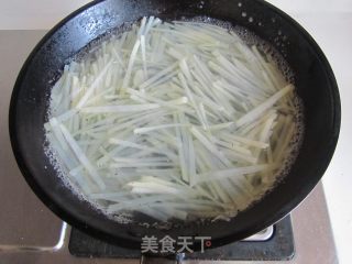 炝拌土豆丝的做法步骤：4