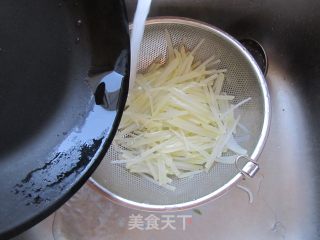 炝拌土豆丝的做法步骤：5