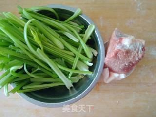 芹菜肉馅包子的做法步骤：2