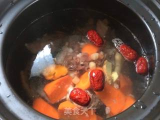 苦瓜毛豆猪骨汤的做法步骤：2