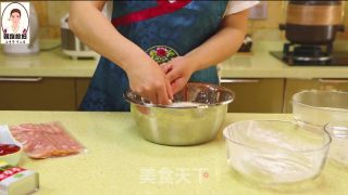 想吃披萨没烤箱就做披萨馅饼吧！的做法步骤：2