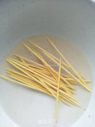 电烤牙签肉的做法步骤：2