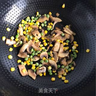 意式培根鲜虾披萨的做法步骤：11