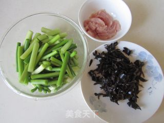 蒜薹木耳炒肉丝的做法步骤：1