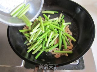 蒜薹木耳炒肉丝的做法步骤：4
