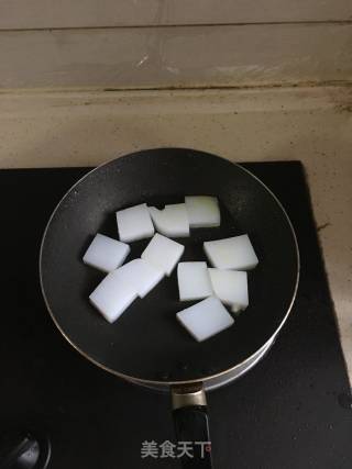 煎凉粉的做法步骤：1