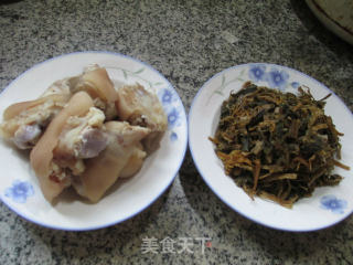 梅干菜焖猪蹄的做法步骤：1