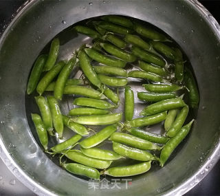 时令鲜蔬~·~盐水豌豆的做法步骤：2