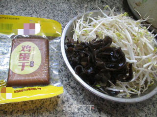 黑木耳鸡蛋干炒绿豆芽的做法步骤：1