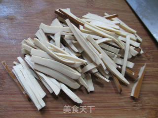 黑木耳鸡蛋干炒绿豆芽的做法步骤：2