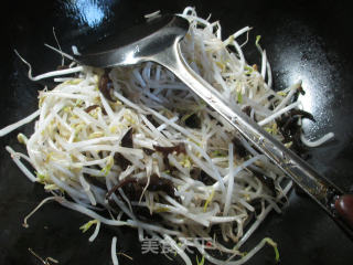 黑木耳鸡蛋干炒绿豆芽的做法步骤：3