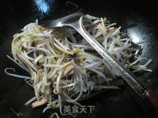 黑木耳鸡蛋干炒绿豆芽的做法步骤：4
