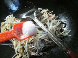 黑木耳鸡蛋干炒绿豆芽的做法步骤：5