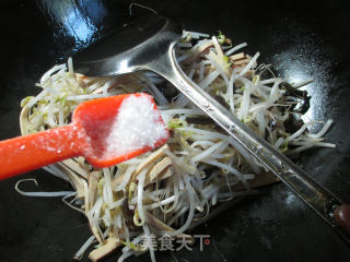 黑木耳鸡蛋干炒绿豆芽的做法步骤：6