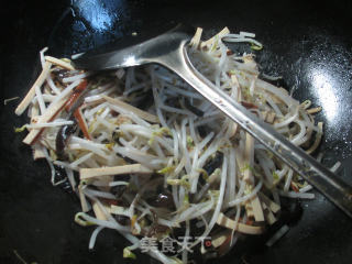 黑木耳鸡蛋干炒绿豆芽的做法步骤：7