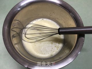 红丝绒蛋糕卷的做法步骤：2
