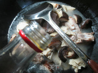 香菇烤麸烧排骨的做法步骤：7