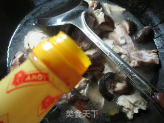 香菇烤麸烧排骨的做法步骤：8