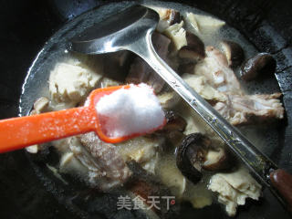 香菇烤麸烧排骨的做法步骤：10