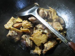 香菇烤麸烧排骨的做法步骤：12