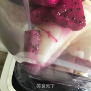 只有雪梨味的火龙果雪梨汁的做法步骤：2