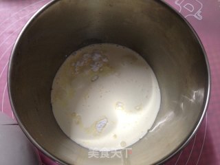 红丝绒蛋糕卷的做法步骤：1