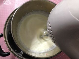 红丝绒蛋糕卷的做法步骤：2